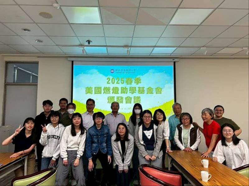美國燃燈基金會志工與暨南大學師生於頒發儀式合影。