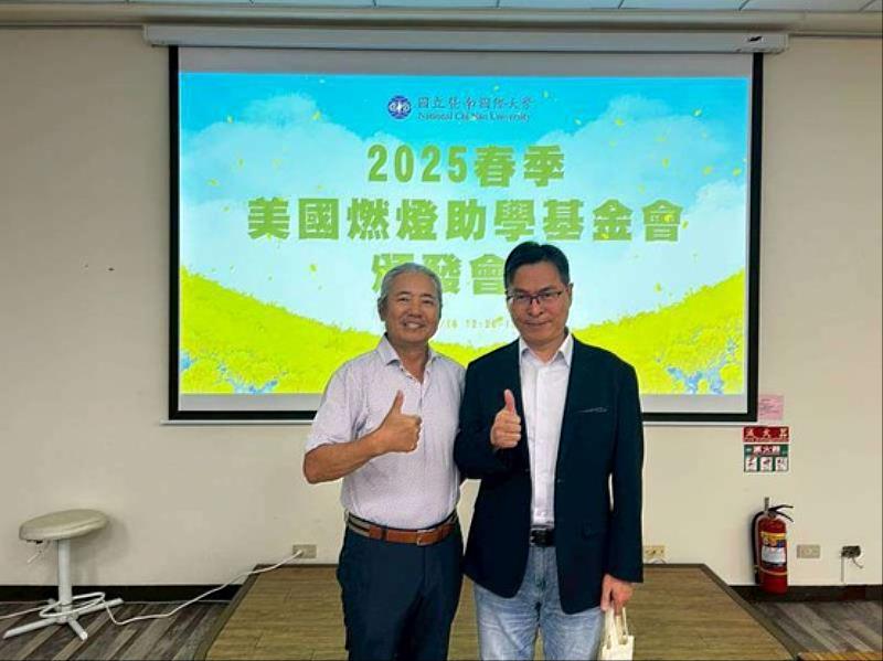 美國燃燈基金會志工代表余志誠(左)與暨大蕭霖學務長(右)於頒發儀式合影。
