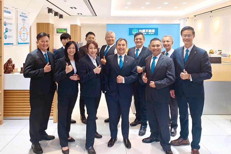 台慶不動產青埔領航加盟店所有夥伴，皆秉持「成交才是服務的開始」精神，處理每個案件。(永慶房產集團提供)