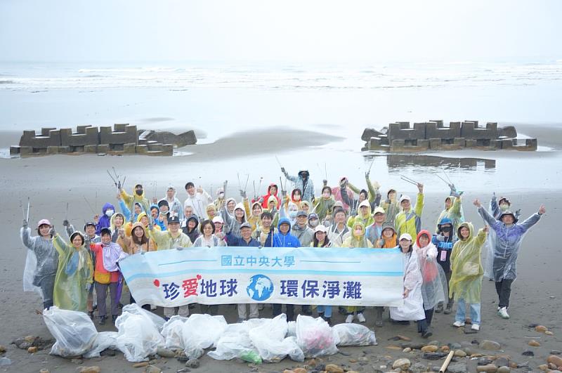 響應「世界地球日」，中央大學教職員工進行「海岸守護：藝術與環境永續實踐行動」。