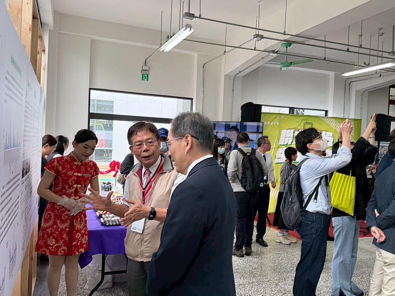 圖5.聯大劉鳳錦副校長(左)向台灣鐵路公司馮輝昇總經理(右)說明聯大農檢中心運作方式