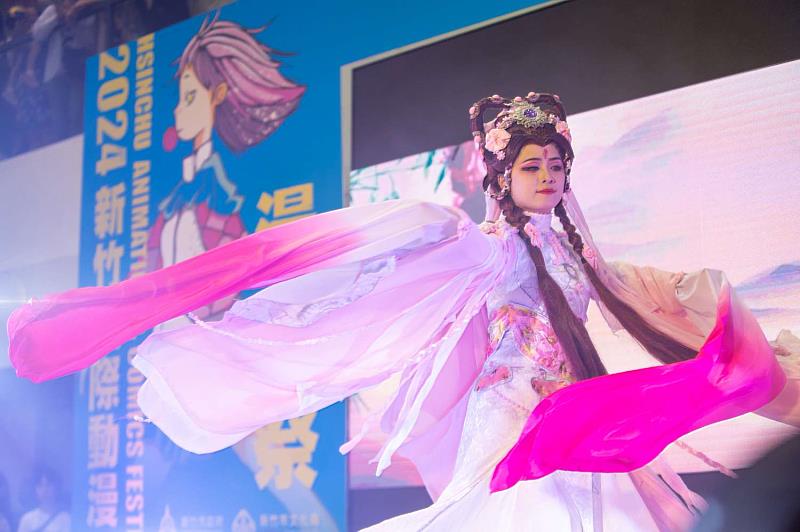 「Cosplay大賽」採線上海選、舞台決賽賽制進行，不論是經典角色、電影造型，或原創風格都歡迎報名參賽，圖為去年新竹市Cosplay大賽精彩演出。