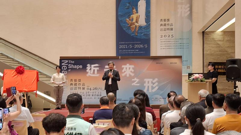 高科大校長楊慶煜出席2025青藝獎典藏作品巡迴特展開幕式，表示「青藝獎」不僅是青年藝術家展現才華的重要平台，更是大學推動美感教育的具體實踐。
