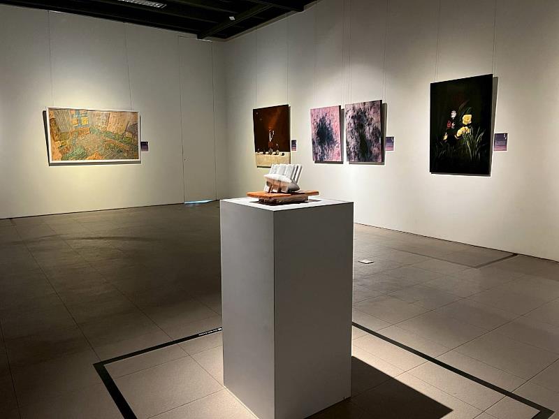 2025青藝獎典藏作品巡迴特展展出多件青年藝術家傑出創作,融合繪畫與立體作品,呈現近未來藝術風貌。