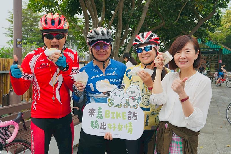 觀光新聞處張婉芬處長與自行車騎士同樂