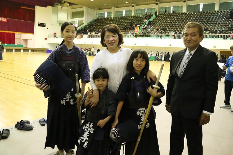 市長與三姊妹一同合照