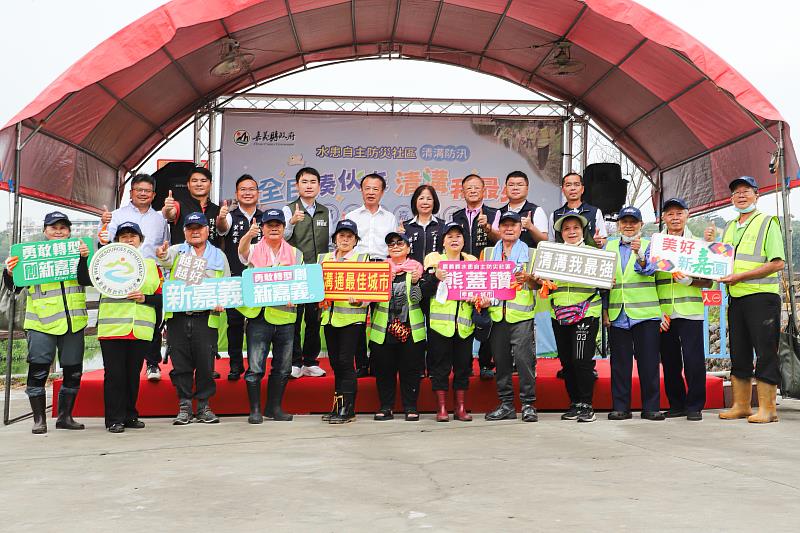 民雄金興村響應社區自主防災,村民齊心清溝迎汛期-1