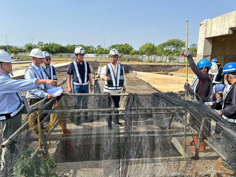 查核小組視察滯洪池設施施作情形