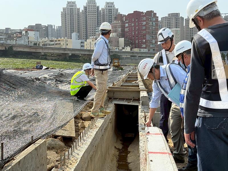 查核小組檢測道路側溝尺寸是否與設計圖說一致