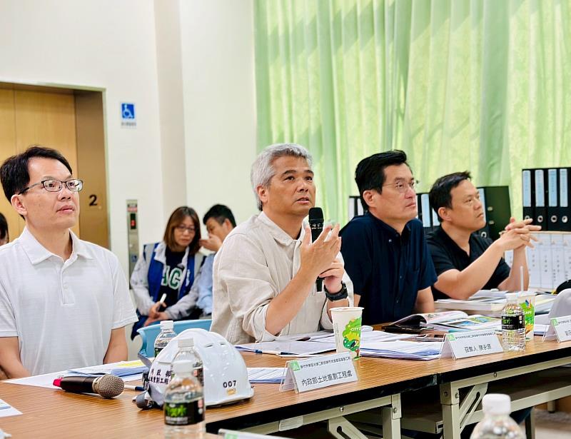 查核小組聽取重劃工程施工單位說明，左起內政部土地重劃工程處石金明科長、市府陳永源參議、地政處長何憲棋、工務處長陳明錚。