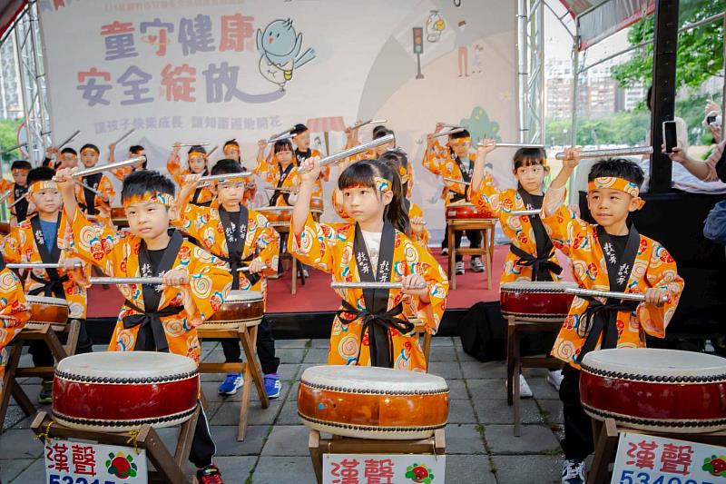 開場由漢聲幼兒園進行太鼓打擊樂。