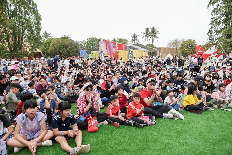 全台唯一結合馬戲藝術與幾米繪本場景的FOCASA幾米馬戲樂園，自3月28日開園以來吸引超過八萬人次熱情參與，成為臺南春季最受矚目的親子旅遊與藝文盛事