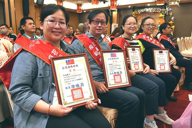 花蓮慈院護理長林孟樺(左起)、護理長陳建皓、副護理長陳怡汝以及安寧居家護理師陳純純於長期於第一線守護病人健康,獲花蓮縣2025年優良勞工表揚。(攝影/廖文聰)