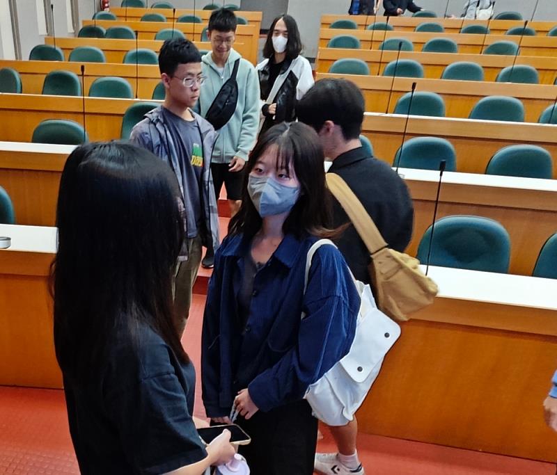 圖一、工作坊同學討論中