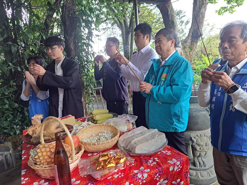 邱副主委與新竹縣長楊文科等共同祭拜伯公