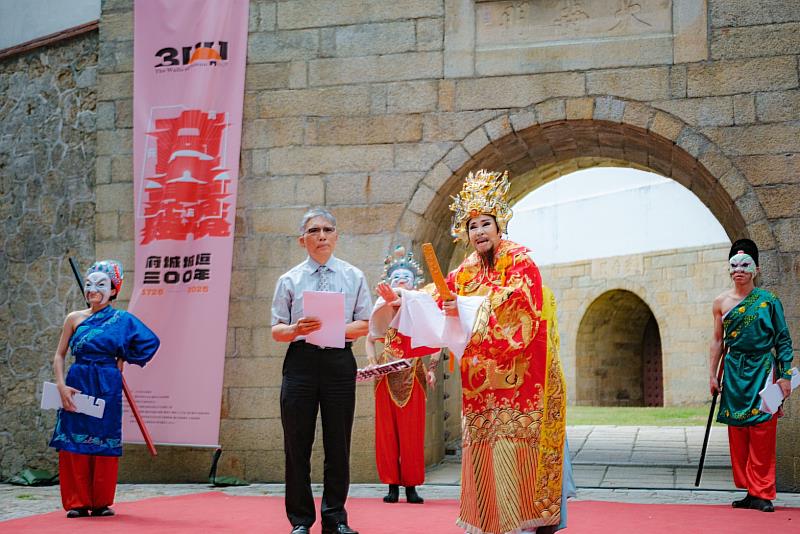 「府城城垣節」記者會當日邀請明華園戲劇總團演出具歷史深度的劇目《城隍巡察錄》，以府城牆興建與城隍信仰為主題，結合大南門的實景演出