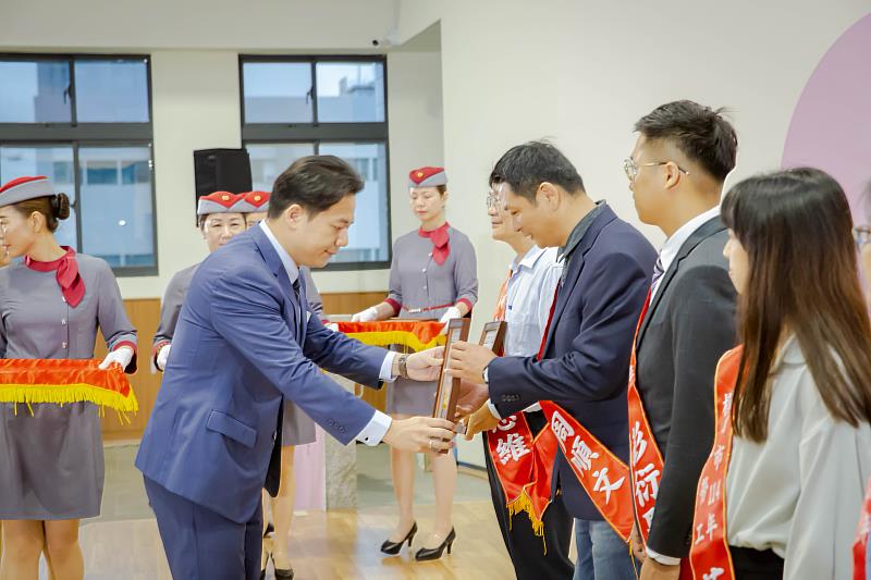 邱臣遠代理市長表揚231名模範勞工。