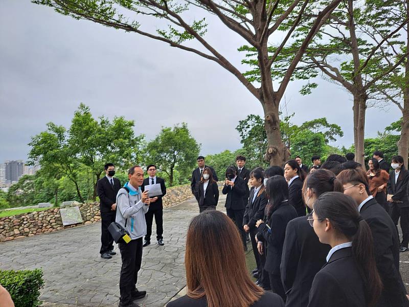 黃坤勝所長導覽解說詠生樹環保葬公園化、永續化、自然化特色。