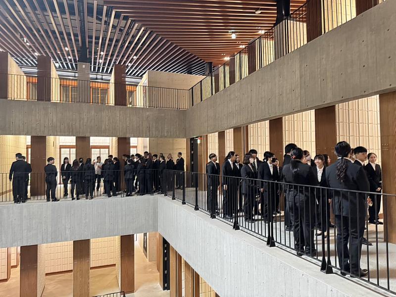 師生參觀永恆之丘納骨塔位。