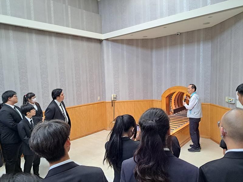 黃坤勝所長介紹羽化館迎靈光廊。