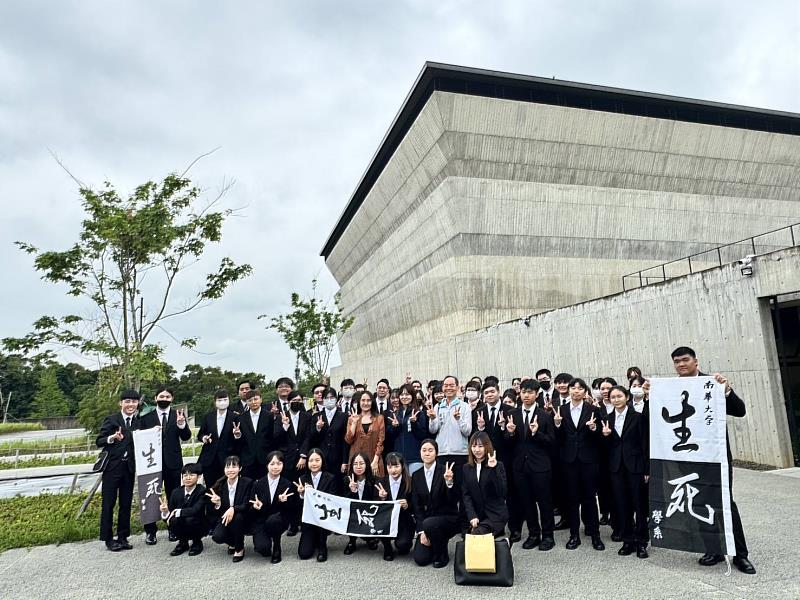 南華大學生死學系師生與施淑婷處長、黃坤勝所長在永恆之丘前合影。