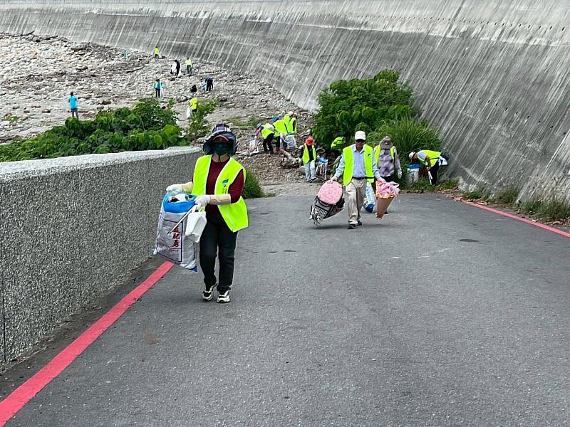 守護富岡環境！環保局攜手水環境巡守隊 清出158公斤垃圾