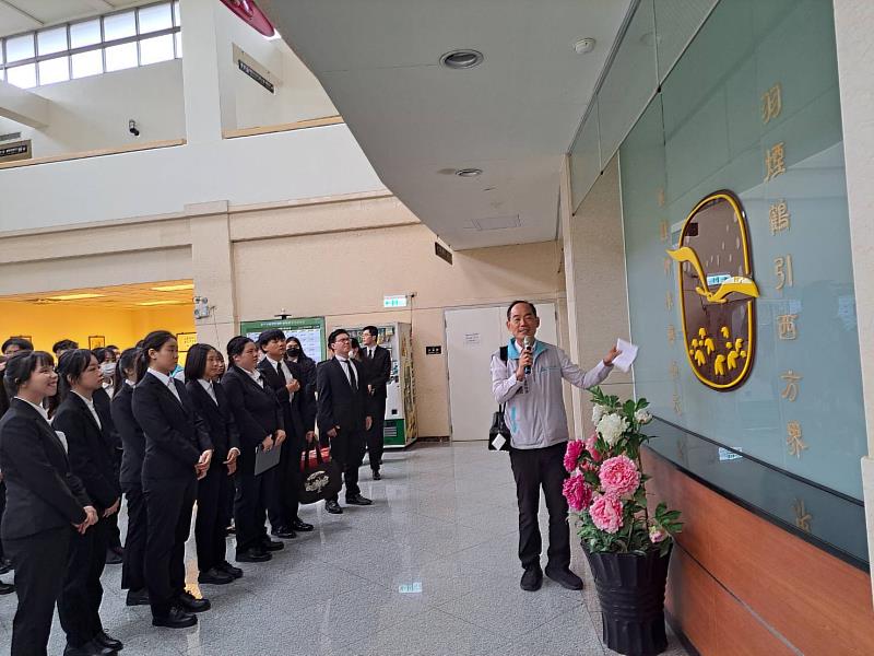 黃坤勝所長解說羽化館識別標誌涵義。