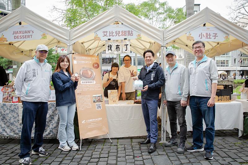 竹市椪柑市集護城河畔登場,邱臣遠代理市長前往攤位與店家合照。