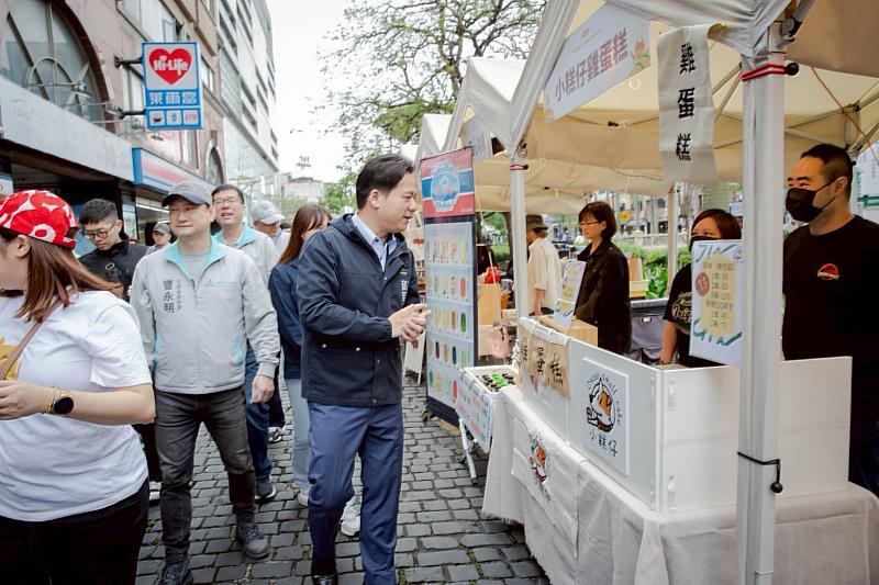 竹市椪柑市集護城河畔登場,邱臣遠代理市長前往攤位與店家合照。