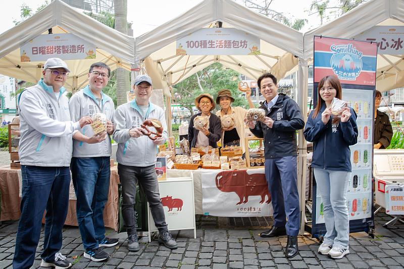 竹市椪柑市集護城河畔登場,邱臣遠代理市長前往攤位與店家合照。