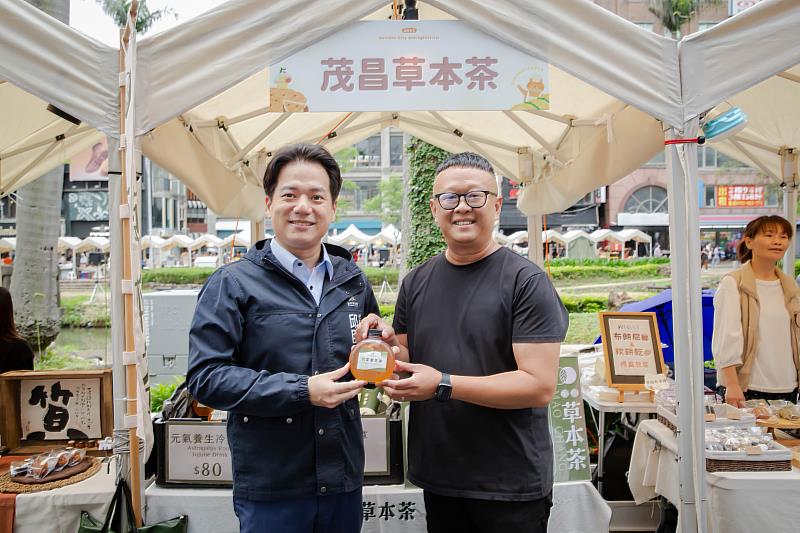 竹市椪柑市集護城河畔登場,邱臣遠代理市長前往攤位與店家合照。