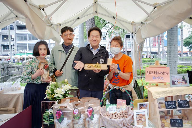 竹市椪柑市集護城河畔登場,邱臣遠代理市長前往攤位與店家合照。