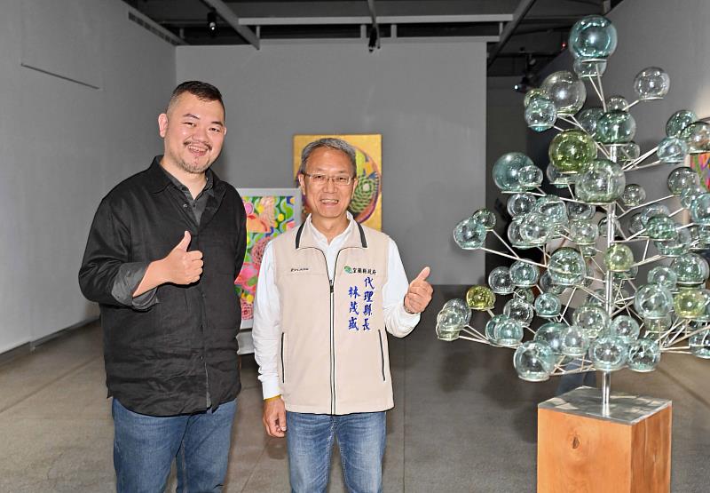 右起代理縣長林茂盛與藝術家曾雍甯