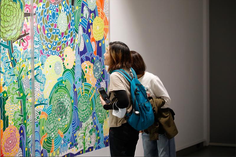 民眾近觀欣賞畫作