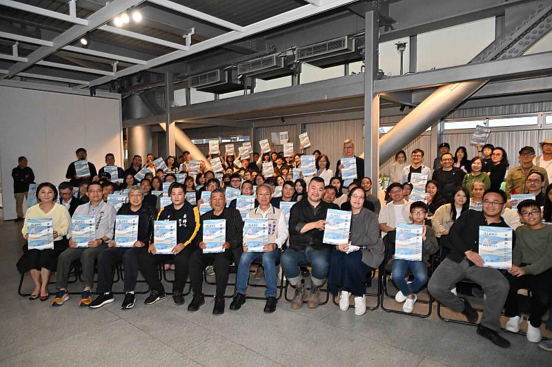 「幸福島-曾雍甯個展」開幕式代理縣長林茂盛、藝術家曾雍甯及貴賓合照