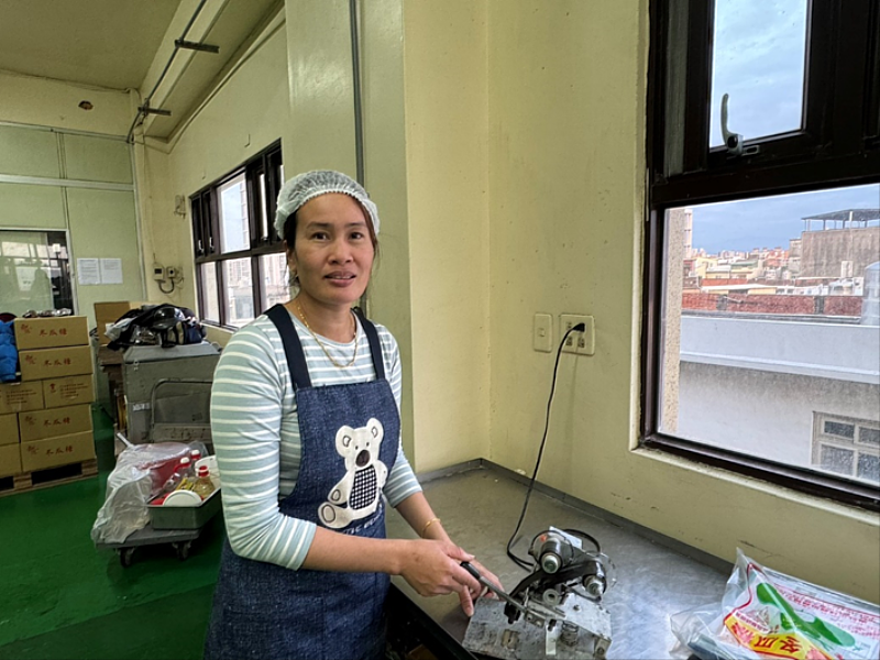 阮氏玄女士在工作崗位上專注操作機台,展現出色的技術能力與敬業精神。