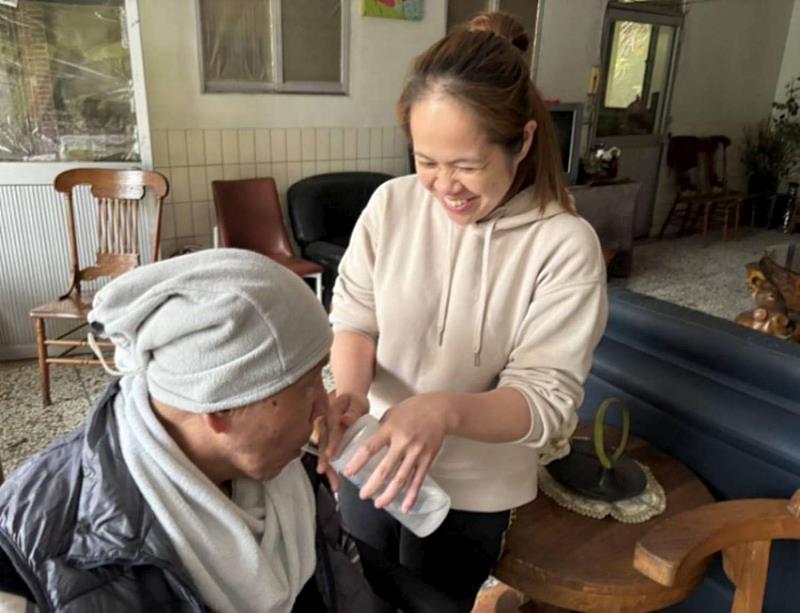 米希爾女士在工作中與長者互動溫馨,細心照料讓受照顧者感受到家的溫暖。