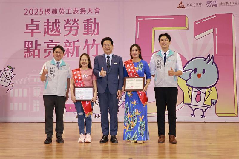 代理市長邱臣遠與模範移工合影留念,感謝他們對城市發展的無私奉獻。