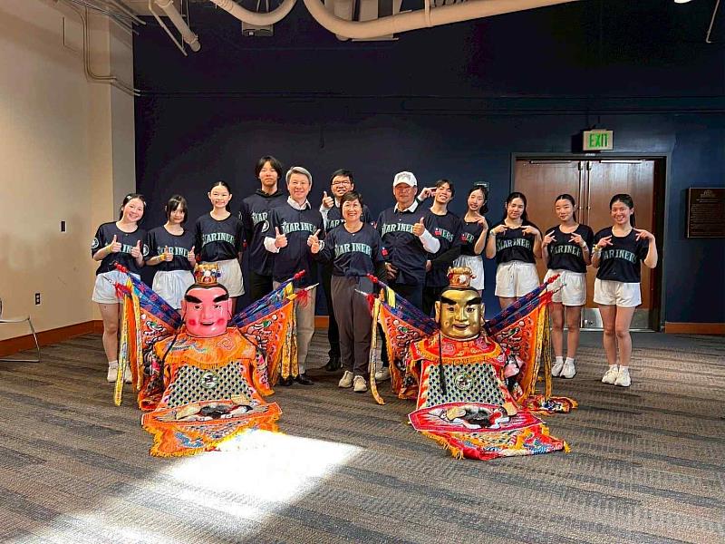 FASCA演出學員與徐佳青、僑務委員温在興、駐西雅圖辦事處處長甄國清、西雅圖文教中心主任王偉讚合影