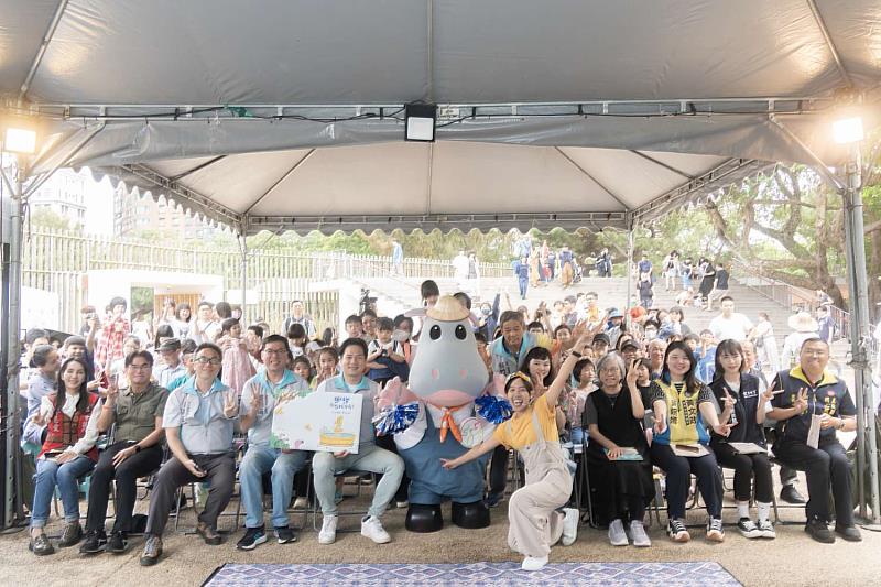 邱臣遠代理市長與貴賓、小朋友們一同合影,歡樂聆聽繪本《樂樂,你在找什麼?》,共享閱讀時光。