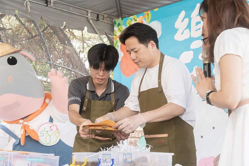 邱臣遠代理市長與保育員一同體驗製作「河馬便便紙」,展現動手做與環保教育的趣味結合。
