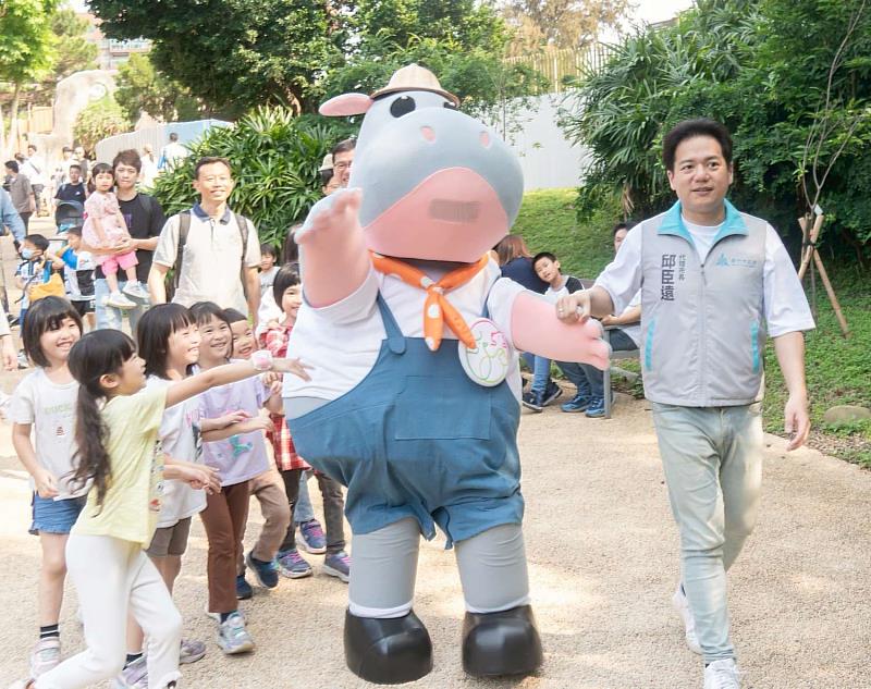 邱臣遠代理市長陪同樂樂遊園,走訪園區展場,了解動物生活環境及保育成果。