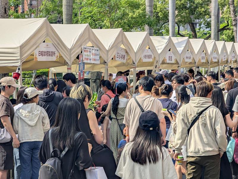 市集吸引超過2萬人次的市民與遊客,在護城河畔度過一個充滿美食與樂趣的週末。