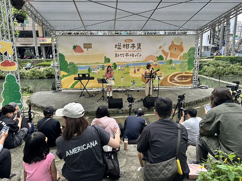 創作歌手在主舞台上精彩演出,為市集帶來熱情與音樂的魅力。