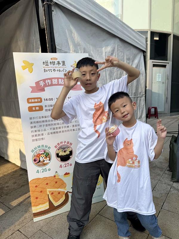 親子一同參與手作甜點體驗,孩子們與家長共同創作,享受溫馨的親子時光。