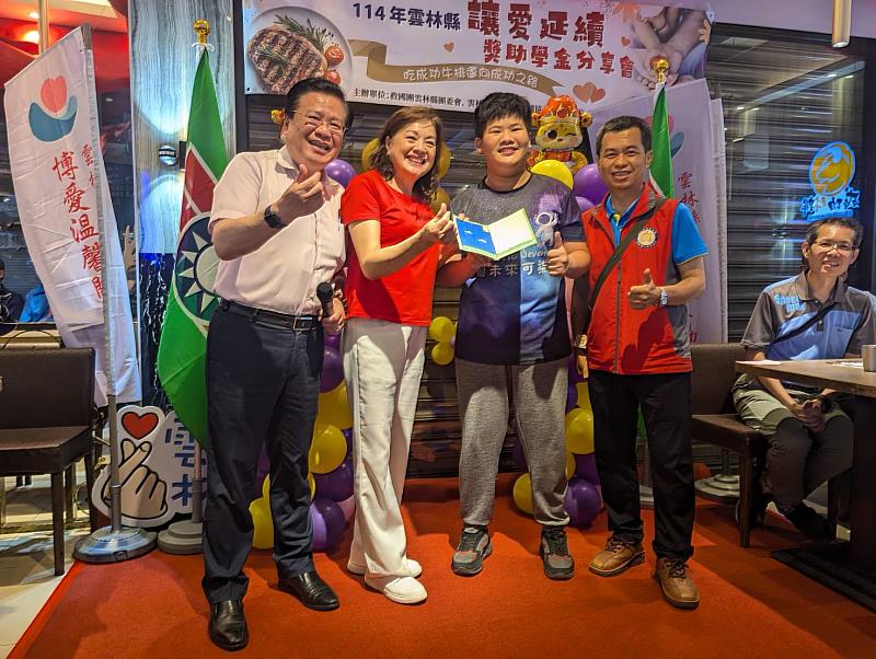學生致贈感謝卡予主辦單位