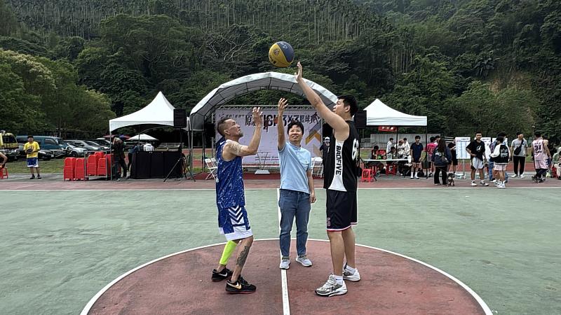救國團南投縣團委會李明組總幹事開球
