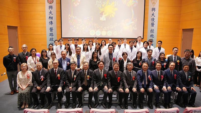 興大後醫系授袍典禮大合照