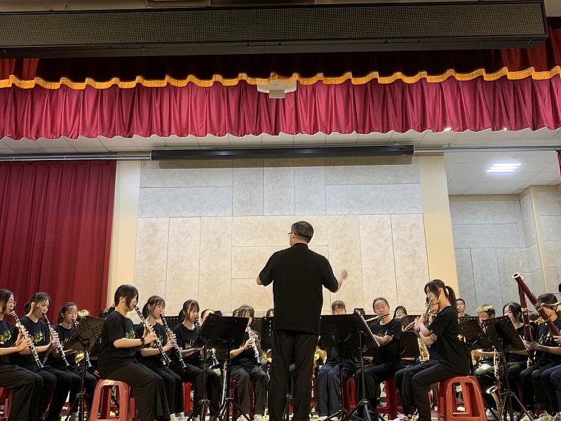 光華國中管樂隊演出震撼登場，以熱情洋溢的演奏為音樂會揭開序幕。