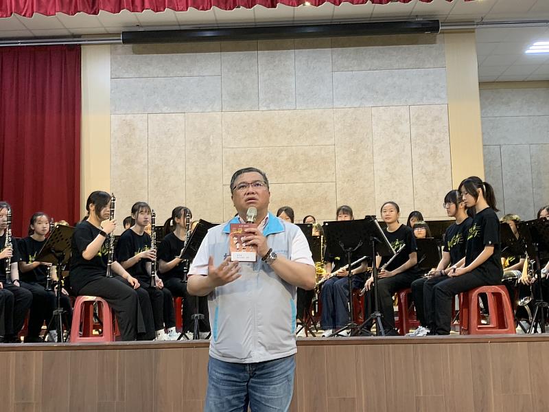 教育處長林立生於音樂會開場致詞，勉勵學子勇於展現藝術才華，並感謝師長們的辛勞付出。